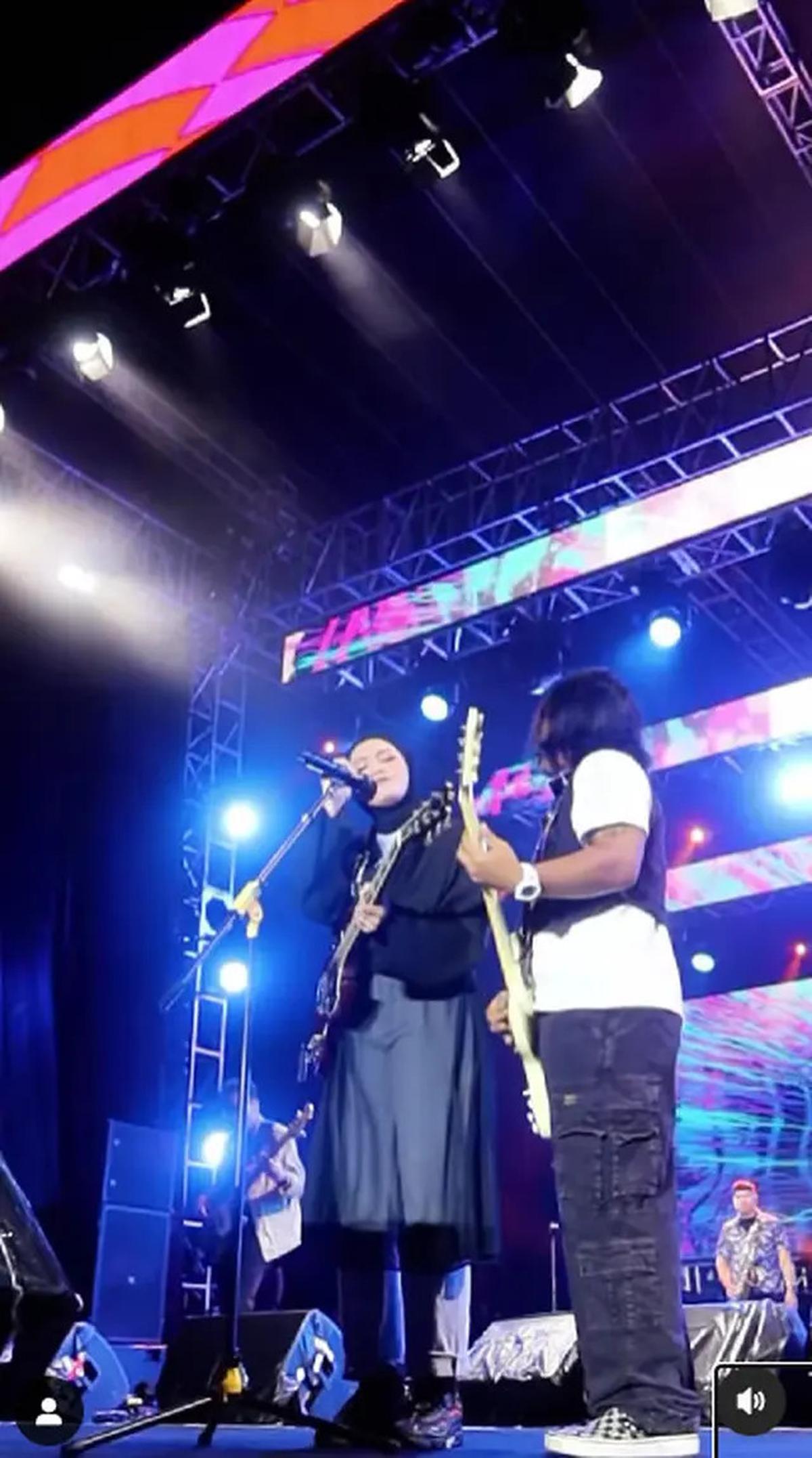 Potret Salma Salsabil saat Tampil di Atas Panggung dengan Gitar, Pesonanya Tiada Tanding