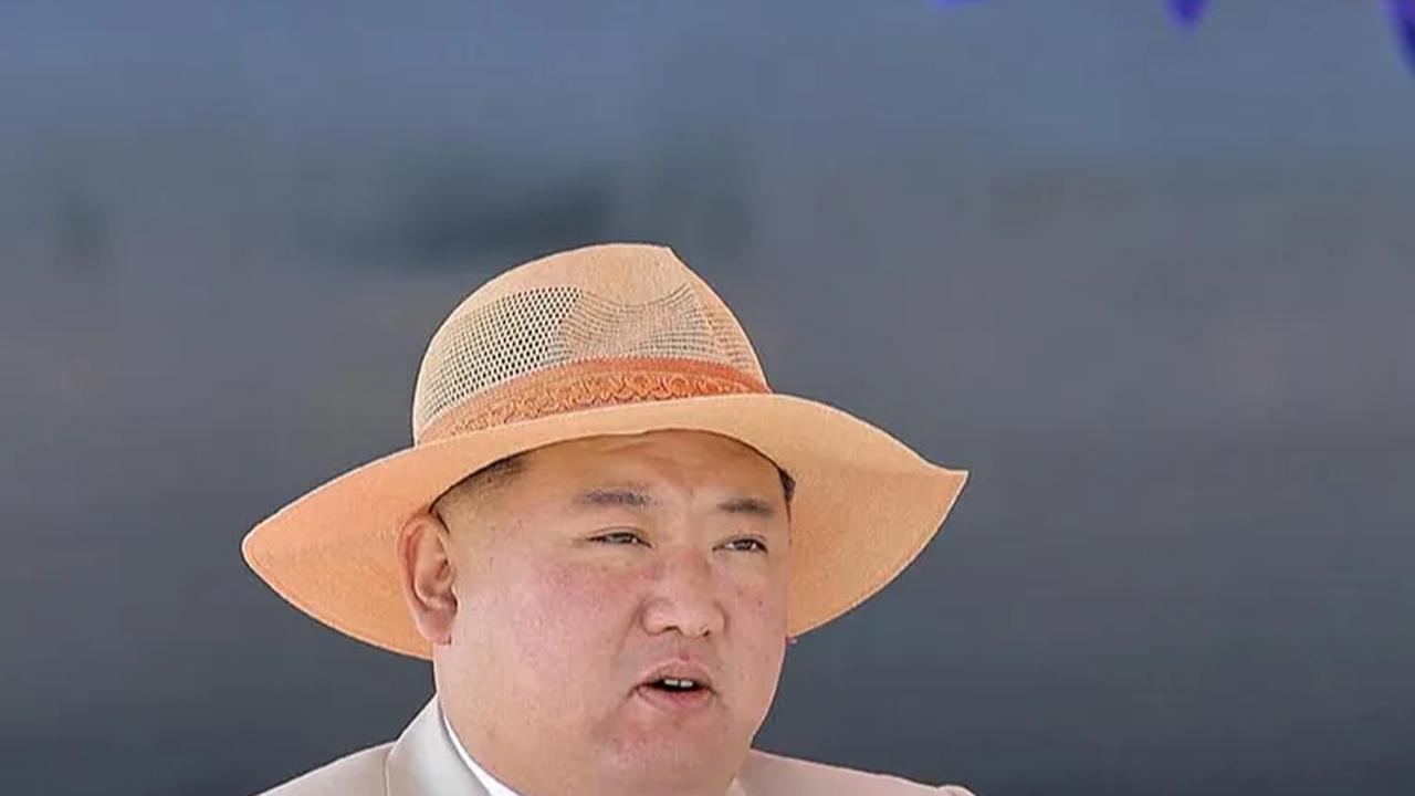 FOTO: Luncurkan Kapal Selam Bersenjata Nuklir, Kim Jong-un Bergaya Mirip Luffy One Piece