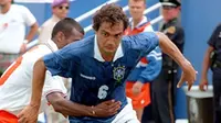 Bek kiri Brasil Claudio Branco ketika menghadapi Belanda di babak perempat final Piala Dunia 1994 di Amerika Serikat, 9 Juli 1994. AFP PHOTO