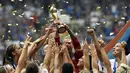 Pemain AS mengangkat trofi Piala Dunia Wanita. (AFP PHOTO/FRANCK FIFE)