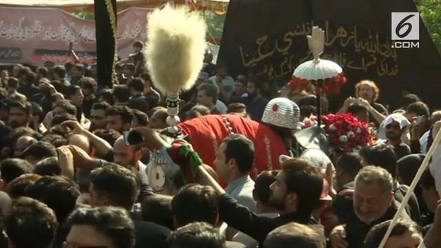 Ribuan Muslim Syiah berkumpul di Islamabad  memperingati kematian Imam Hussein di abad ke-7, yang merupakan cucu Nabi Muhammad SAW. Setiap tahunnya, perayaan ini diikuti dengan aksi melukai diri sendiri.