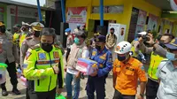 Kapolda Jabar Inspektur Jenderal Polisi Ahmad Dofiri tengah memberikan bingkisan bagi para petugas dan relawan yang bertugas selama masa penyekatan di Pos Penyekatan, Limbangan, Garut, Jawa Barat. (Liputan6.com/Jayadi Supriadin)