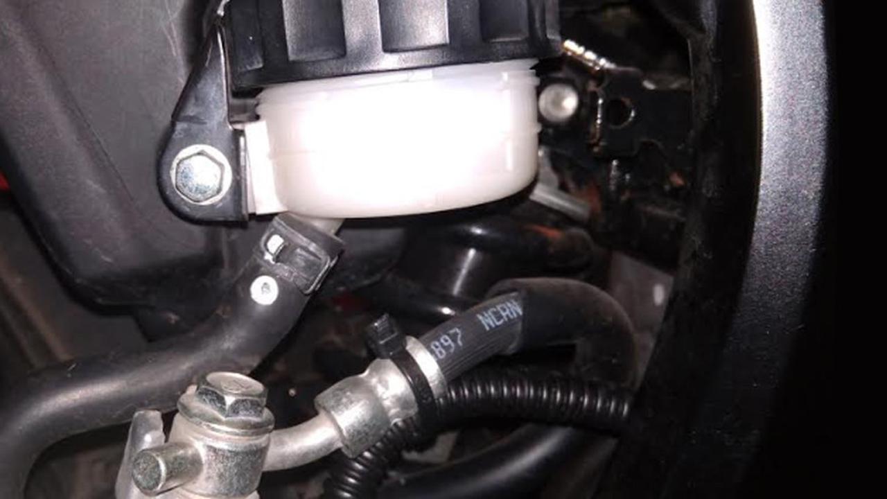 Tabung minyak rem sepeda motor (Otosia.com/ Nazar Ray)