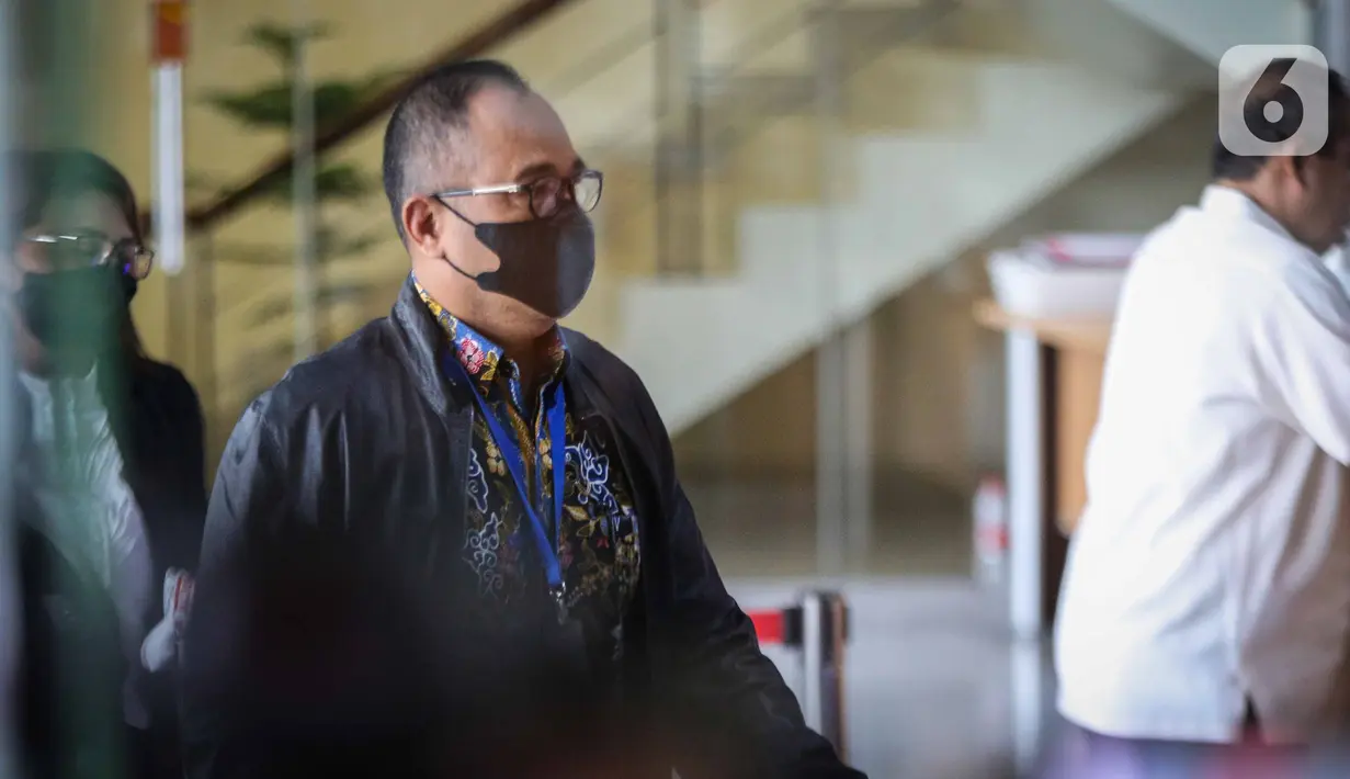 <p>Mantan pejabat Ditjen Pajak Kementerian Keuangan (Kemenkeu) Rafael Alun Trisambodo mendatangi Gedung Merah Putih Komisi Pemberantasan Korupsi (KPK), Jakarta, Rabu (1/2/2023). Usai menjadi sorotan publik, Rafael lalu menyatakan siap untuk mengklarifikasi sumber harta yang ia miliki. (Liputan6.com/Faizal Fanani)</p>