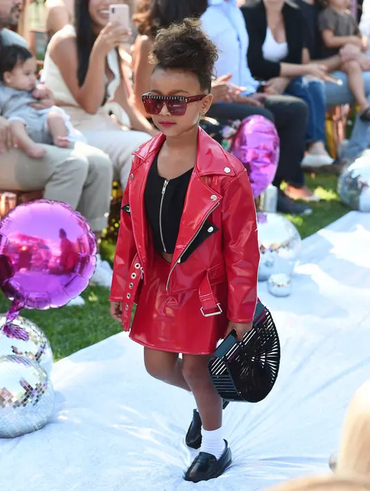 North West mengeluarkan ekspresi fiercenya saat berlenggang di L.O.L Surprise fashion show. (Michael Simon Photography/USWeekly)