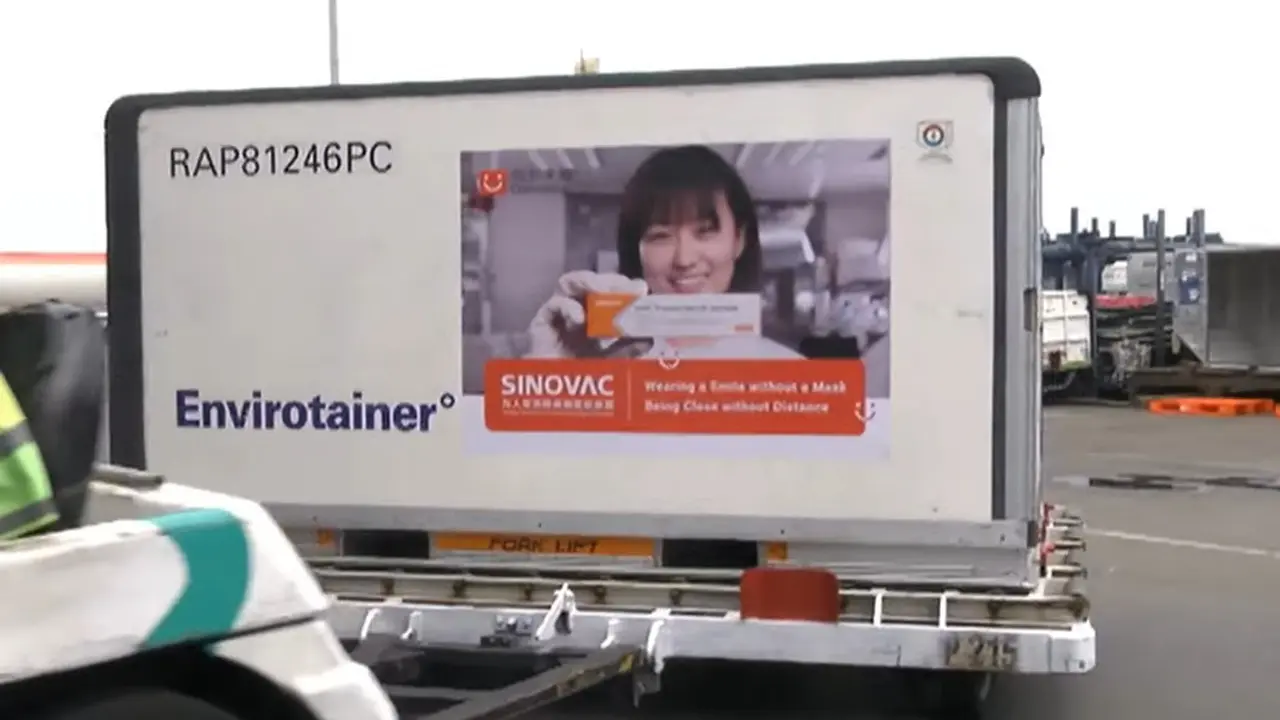 Vaksin Sinovac dan Vaksin AstraZeneca tiba di Indonesia siang ini. (Foto: Tangkapan layar dari YouTube Sekretariat Presiden)