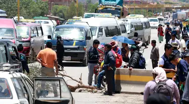 Para petani koka pendukung mantan Presiden Bolivia Evo Morales melakukan blokade di jalan raya yang membentang dari La Paz ke Cochabamba, Bolivia, pada tanggal 25 Januari 2024. (FERNANDO CARTAGENA/AFP)