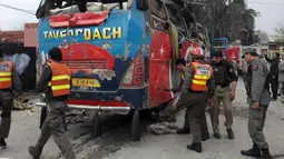 Kondisi bus rombongan pegawai pemerintahan usai diserang bom di Peshawar, Pakistan, Rabu (16/3). Bus yang membawa rombongan pegawai pemerintah ini menewaskan setidaknya 10 orang dan 27 lainnya terluka. (REUTERS/Fayaz Aziz)