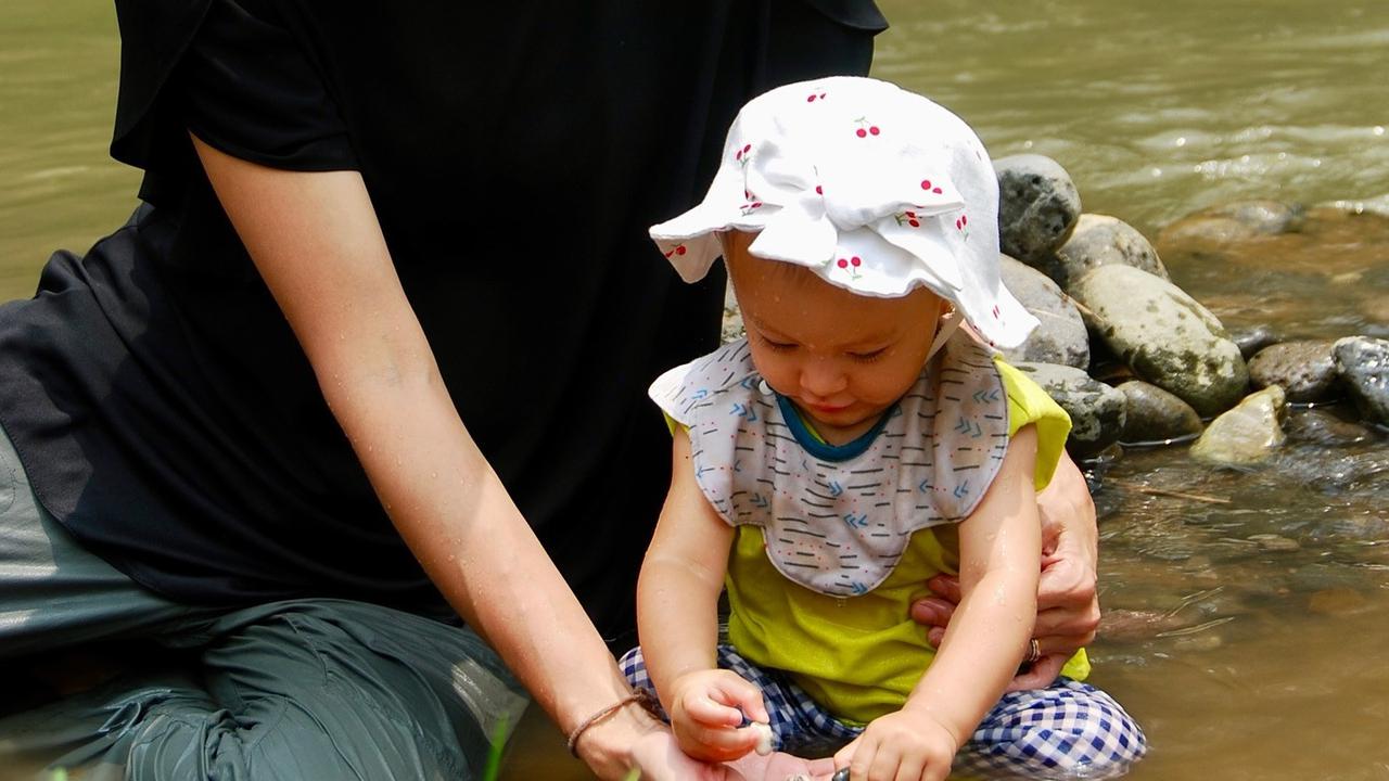 7 Potret 2 Anak Nadine Chandrawinata Diajak Main ke Sungai, Main Bareng Sambil Berendam