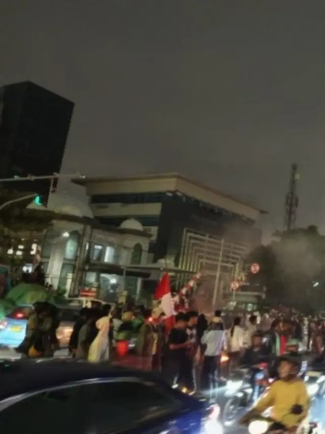 Demo Pecah Lagi di Otista Jumat Malam, Warga Tutup Jalan dan Bakar Ban
