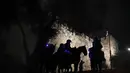 Polisi perbatasan Israel berjagaselama bentrokan di luar Kota Tua Yerusalem, Kamis (22/4/2021).  Ketegangan menyusul serangkaian konfrontasi kekerasan antara pemuda Yahudi dan Palestina yang mendokumentasikan beberapa serangan dalam video TikTok.  (AP Photo/Ariel Schalit)