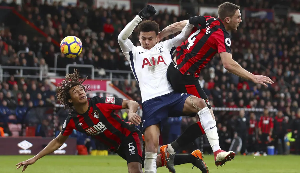 Gelandang Tottenham Hotspur, Dele Alli, berebut bola dengan pemain AFC Bournemouth, Nathan Ake dan Dan Gosling, pada laga Preimer League di Stadion Vitality, Minggu (11/3/2018). AFC Bournemouth takluk 1-4 dari Tottenham Hotspur. (AP/John Walton)