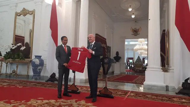 Penyerahan Sejumlah Hadiah dari Presiden FIFA, Gianni Infantino kepada Presiden Joko Widodo (Jokowi)