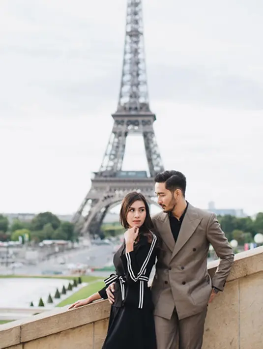 Belum lama ini, tepatnya pada 19 Agustus 2017 silam, Jeje Govinda melamar Syahnaz Sadiqah. Acara tersebut tidak dihadiri oleh kedua orangtuanya. Tidak lama lagi, Jeje akan resmi melamar kekasihnya pada akhir tahun ini. (Instagram/ritchieismail)