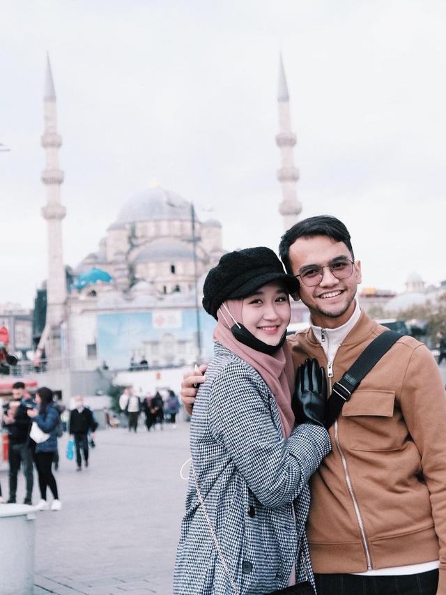 6 Potret Kayla Nadira dan Suami, Kakak Ipar Gus Zizan yang Juga Nikah Muda