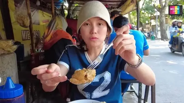 6 Potret Ayu Ting Ting Makan di Pinggir Jalan, Aksi ketika Jajan di Blok M Banjir Pujian