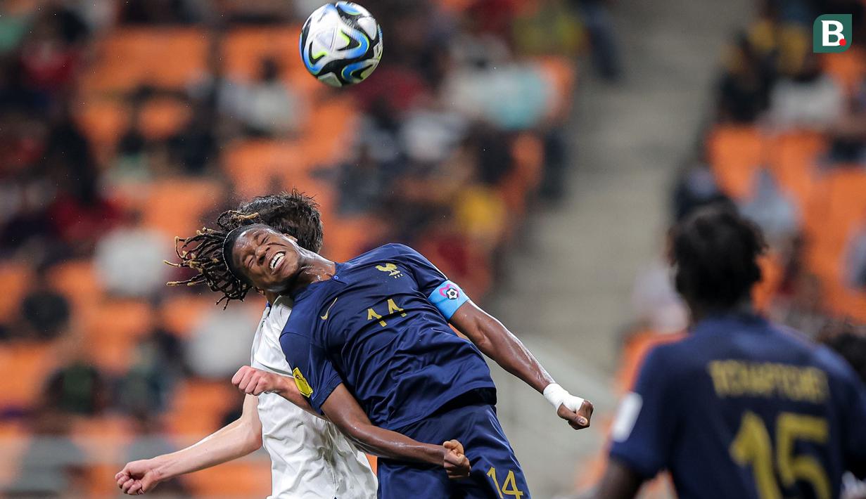 <p>Pemain Timnas Prancis U-17, Fode Sylla (depan) berduel udara dengan seorang pemain Timnas Amerika Serikat U-17 pada laga ketiga Grup E Piala Dunia U-17 2023 di Jakarta International Stadium, Jakarta Utara, Sabtu (18/11/2023). (Bola.com/Bagaskara Lazuardi)</p>