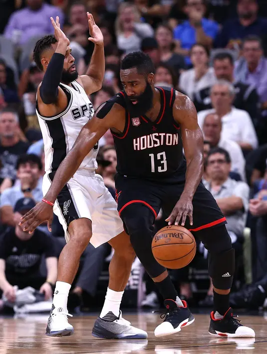 Pebasket Houston Rockets, James Harden, berusaha melewati pebasket San Antonio Spurs, Patty Mills, pada laga semifinal wilayah barat NBA di AT&T Center, San Antonio, Rabu (3/5/2017). Spurs menang 121-96 atas Rockets. (AFP/Ronald Martinez)