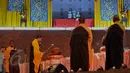 Sejumlah biksu/biksuni memimpin ibadah kebaktian uposatha di Vihara Mahavira Graha, Jakarta, Senin (1/6/2015). (Liputan6.com/Andrian M Tunay)