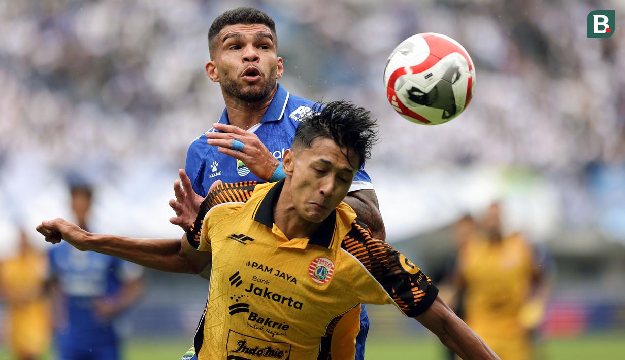 Pemain Persija Jakarta, Dony Tri Pamungkas (kanan) berebut bola dengan pemain Persib Bandung, Berguinho dalam laga lanjutan BRI Super League 2025/2026 di Stadion Gelora Bandung Lautan Api, Bandung, Minggu (11/01/2026). (Bola.com/Abdul Aziz)