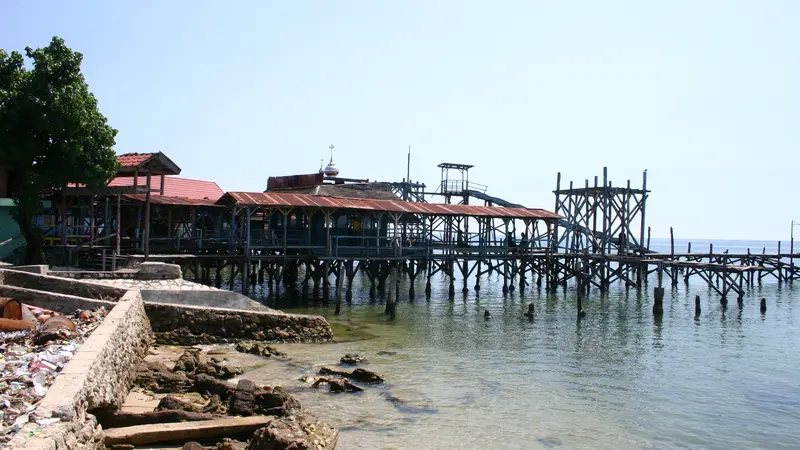 Menikmati Kecantikan Senja di Pulau Kayangan