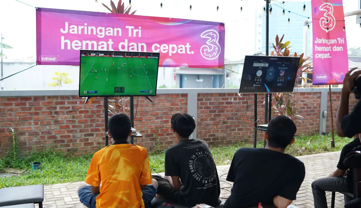 Sebelum menyaksikan laga Arsenal menghadapi Burnley, para pendukung The Gunners bisa bermain video gim yang bahkan telah dimulai sejak siang hari dalam acara nonton bareng Liga Inggris bertajuk Roaring Night yang dipersembahkan oleh jaringan hemat dan cepat Tri di Kafe Stay With Me, Pangkalpinang, Sabtu (11/11/2023). (Istimewa)