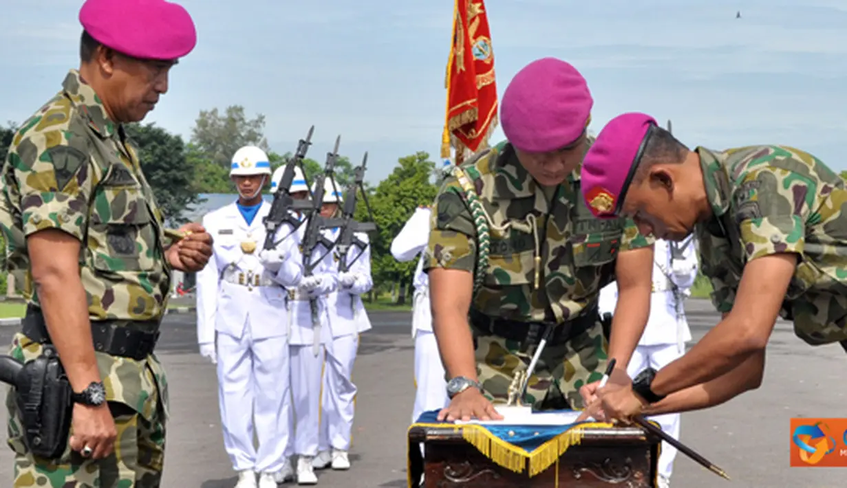 Citizen6, Surabaya: Kolonel Marinir M. Hari telah menempati jabatan baru sebagai Komandan Pangkalan Korps Marinir Surabaya sedangkan Kolonel Marinir Nuri Andrianis Djatmika sebelumnya Komandan Pangkalan TNI AL Malang. (Pengirim: Budi Abdillah)
