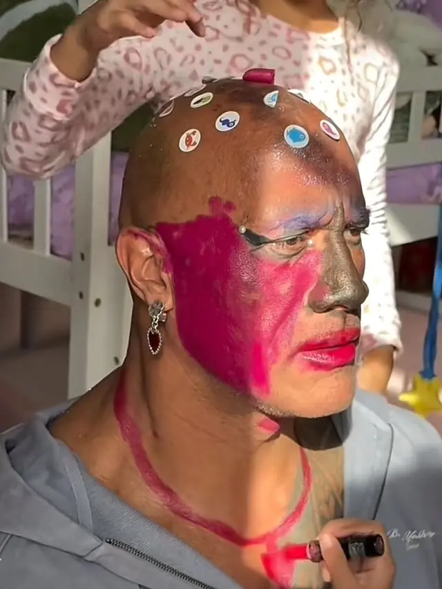 5 Potret Dwayne Johnson Pasrah Dirias Anak-Anaknya Sebelum Gym, dari Garang jadi Menggemaskan (credit: instagram.com/therock).