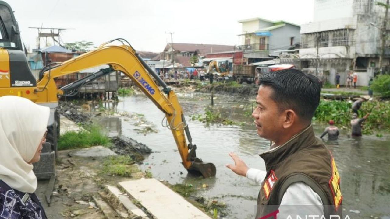 Pemkot Banjarmasin Intensifkan Pembenahan Sungai Pekapuran dengan Alat Berat Atasi Banjir