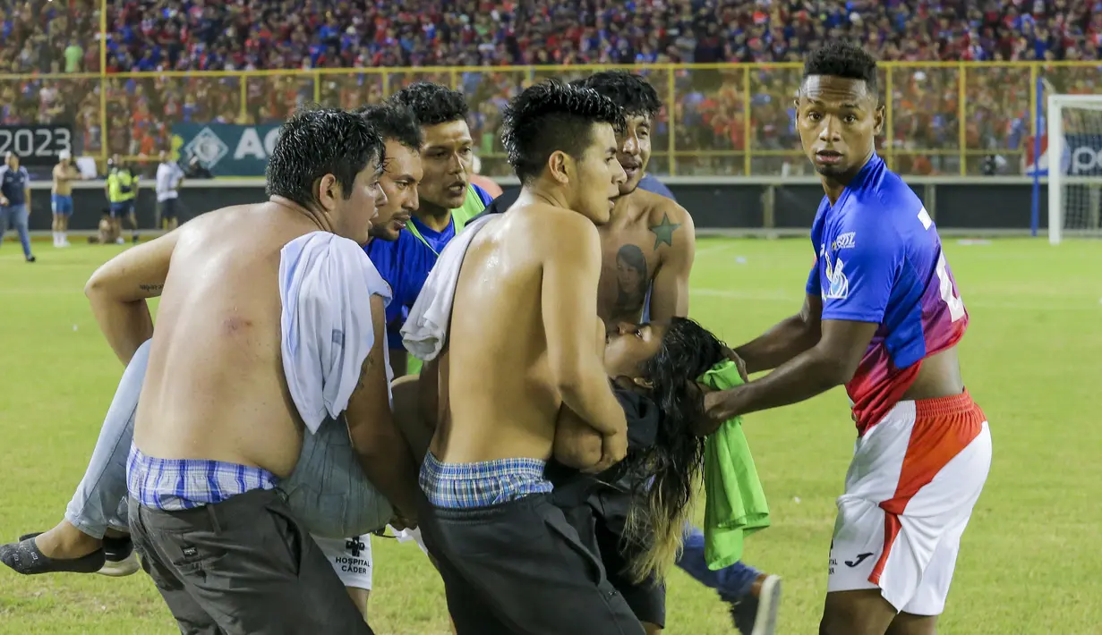 Seorang korban tampak dievakuasi saat terjadi kerusuhan suporter akibat saling berebut masuk ke dalam Stadion Monumental, Cuscatlan, San Salvador, El Salvador, Sabtu (21/5/2023) waktu setempat untuk menyaksikan laga perempatfinal Divisi Utama El Salvador antara Alianza FC menghadapi Deportivo FAS. (AP Photo/Milton Flores)