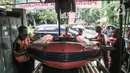 Petugas PPSU menyiapkan perahu karet saat kegiatan antisipasi banjir di Posko Siaga Bencana Kelurahan Sunter Agung, Jakarta, Senin (18/10/2021). Kegiatan ini digelar dalam rangka memeriksa kesiapan tim dan perlengkapan SAR untuk penanganan banjir saat musim penghujan. (merdeka.com/Iqbal S. Nugroho)