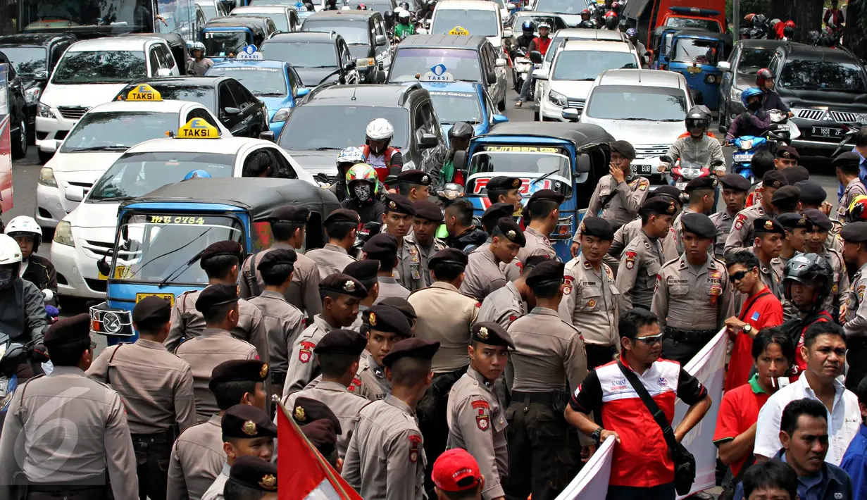 Kendaraan terjebak kemacetan saat melintas di Jalan Medan Merdeka Selatan, Jakarta, Selasa (6/10). Demo buruh yang berlangsung di depan Kementerian BUMN menyebaban kemacetan di sepanjang jalan tersebut. (Liputan6.com/Immanuel Antonius)