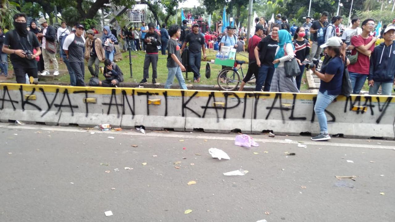 Aksi vandalisme terjadi saat massa buruh berada di kawasan Patung Kuda, Jakarta Pusat.