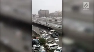 Hujan deras yang melanda kota terbesar kedua di Arab menyebabkan Kota Jeddah tergenang air.
Sejumlah pengendara terjebak banjir.
