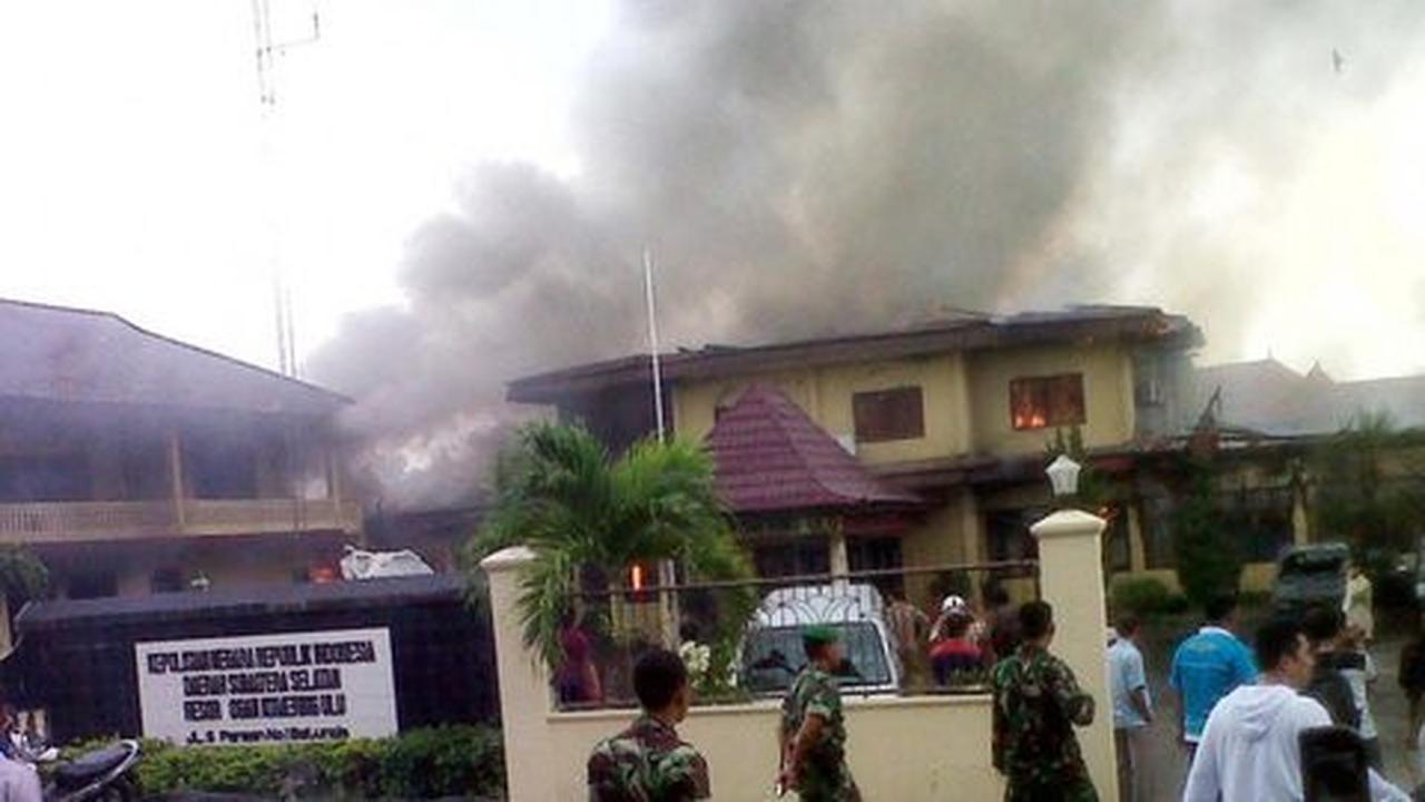 Polisi tembak prajurit TNI, Batalyon Armed 15 bakar Polres OKU