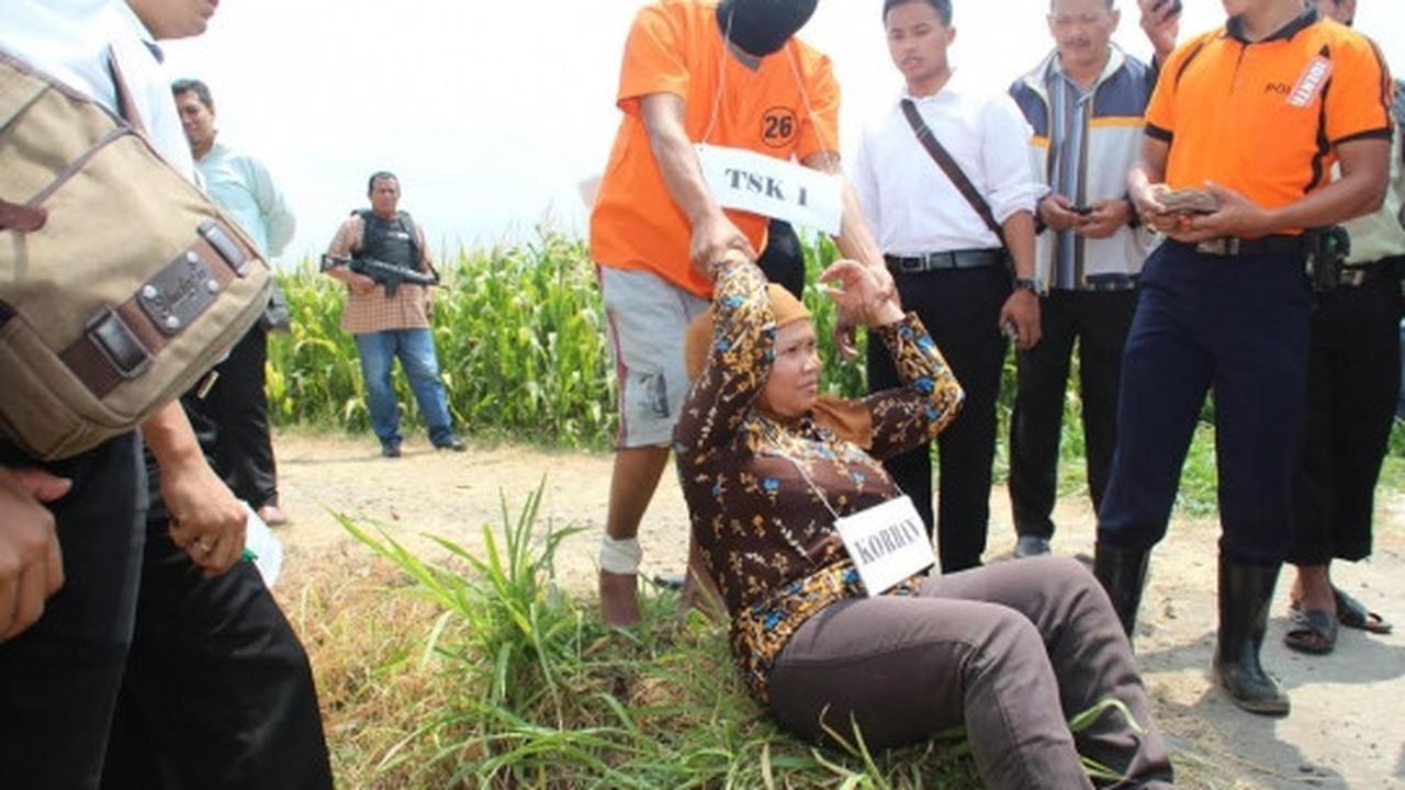 Begini adegan rekonstruksi pembunuhan sadis mahasiswi di Kediri