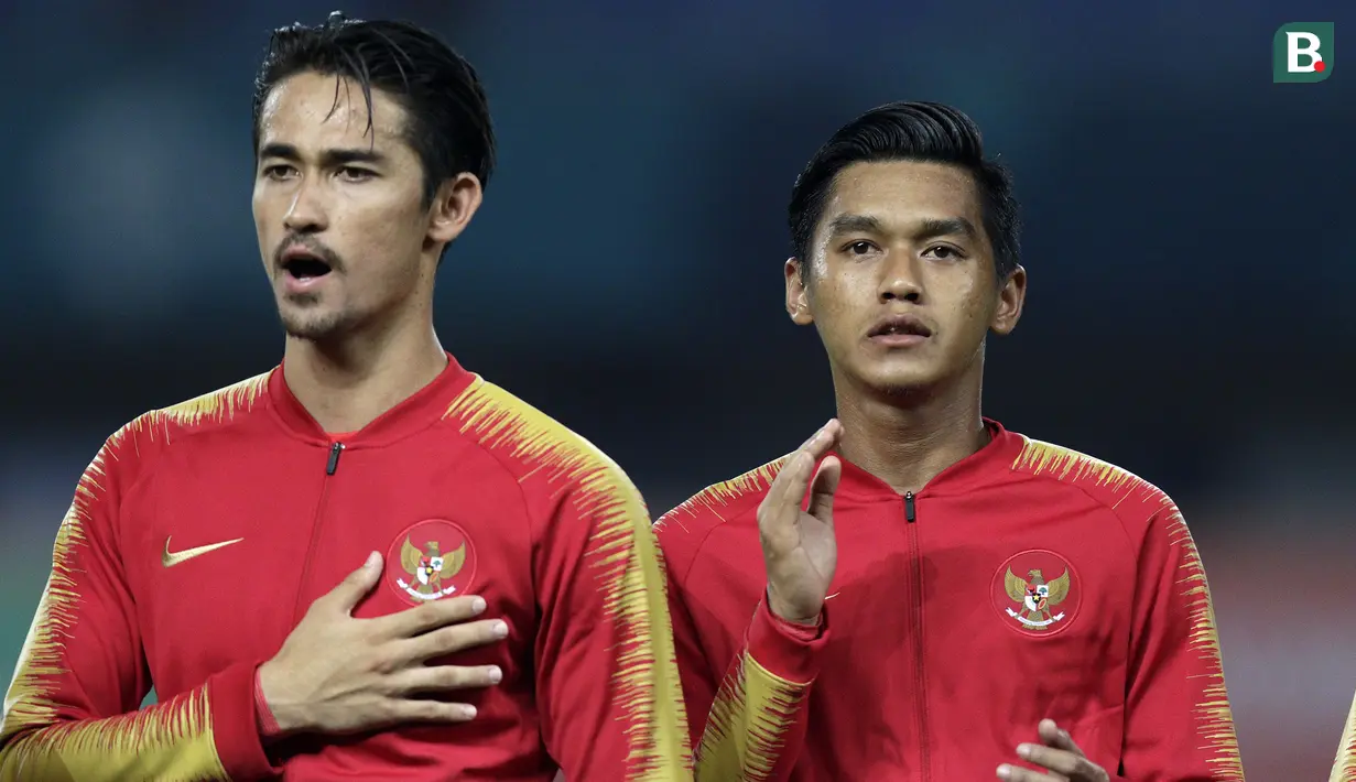 Pemain Indonesia, Gavin Kwan dan Septian David, menyanyikan lagu Indonesia Raya saat melawan Palestina pada laga Asian Games di Stadion Patriot, Jawa Barat, Rabu (15/8/2018). Indonesia takluk 1-2 dari Palestina. (Bola.com/Peksi Cahyo)