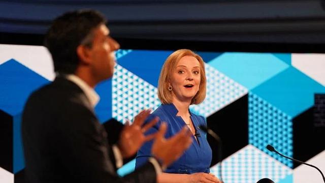 Menteri Luar Negeri Inggris Liz Truss dan mantan kanselir menteri keuangan Rishi Sunak, pesaing untuk menjadi perdana menteri negara berikutnya dalam debat capres. (AFP)