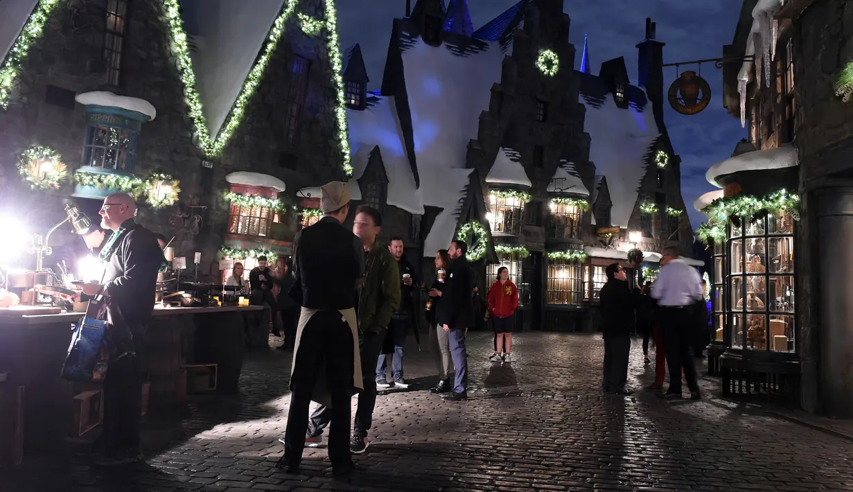 Sejumlah pengunjungi menikmati suasana desa Hogsmead yang bertemakan Natal di Universal Studios Hollywood, Universal City (16/11). Di tempat ini, pengunjung dapat menikmati suasana Natal layaknya di Dunia Penyihir Harry Potter. (AFP Photo/Chris Delmas)
