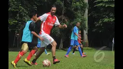 Legenda Arsenal, Robert Pires mengontrol bola saat ikut ambil bagian pada Arsenal Football Marathon di International Sport Club of Indonesia, Ciputat, Sabtu (24/1/2015). (Liputan6.com/Herman Zakharia)