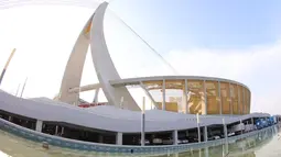 Keunikan utama dari stadion ini adalah bentuknya yang mirip kapal layar. Tentu ada konsepnya, di mana erat dengan sejarah Kamboja itu sendiri yang berlokasi di perairan semenanjung China. (Bola.com/Abdul Aziz)