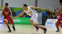 Pemain Indonesia, Arki Wisnu berusaha menjangkau bola dari kejaran pemain Timor Leste pada laga perdana test event Basketball Asian Games 2018 di Hall A Senayan, Jakarta, Rabu (7/2/2018).  Indonesia menang 135-30. (Bola.com/Nicklas Hanoatubun)