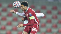 Trent Alexander-Arnold. Bek kanan Inggris berusia 22 tahun ini tidak hanya piawai di lini belakang Liverpool. Ia juga mempunyai kemampuan sebagai pemimpin tim. Dirinya pernah dipercaya mengenakan ban kapten kontra Midtjylland di fase grup UCL musim lalu. (Foto: AFP/Ritzau Scanpix/Henning Bagger)