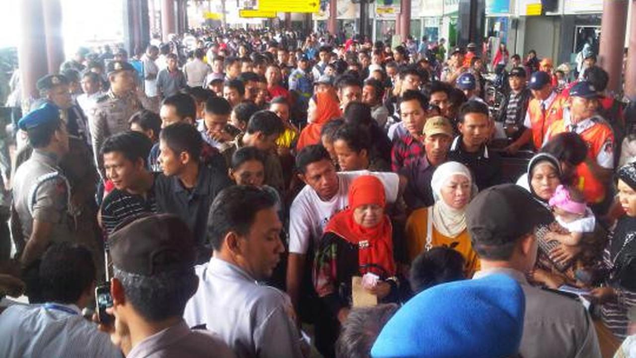 Kantor Batavia Air 'dikepung' calon penumpang