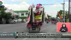 Tukang becak laris manis menjadi jasa antar karangan bunga pernikahan Kahiyang Syu dan Bobby Nasution.