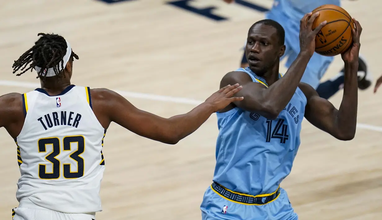 Gorgui Dieng merupakan pemain veteran yang baru saja bergabung dengan San Antonio Spurs beberapa waktu lalu. Dieng lahir dari orang tua yang merupakan imigran muslim asal Senegal. (Foto: AP/Michael Conroy)