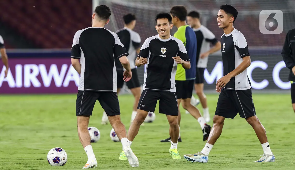 Laga antara timnas Indonesia melawan Arab Saudi diprediksi akan berjalan ketat dan sengit. Kedua tim membutuhkan hasil positif untuk menjaga asa lolos di Grup C Kualifikasi Piala Dunia 2026. (Liputan6.com/Angga Yuniar)