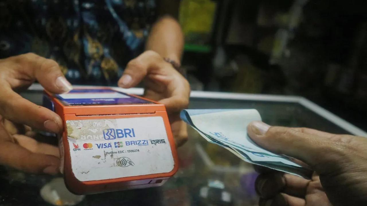 Analisis Ijang terbukti jitu. Warung Ijang mendadak ramai didatangi warga desa dan pegawai pabrik yang rata-rata pendatang, untuk melakukan transaksi keuangan.