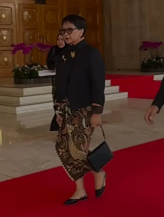 Retno Marsudi memang terkenal dengan gaya khasnya yang sederhana, tak berlebihan. Ia menyempurnakan gaya keseluruhannya saat kondangan ke Brunei Darussalam mengenakan sebuah tas berwarna hitam berukuran kecil yang ditentengnya sendiri. [Foto: Instagram/retno_marsudi]