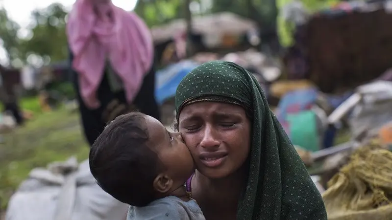 Pengungsi Rohingya yang berhasil menyeberang dari Myanmar ke perbatasan Bangladesh 